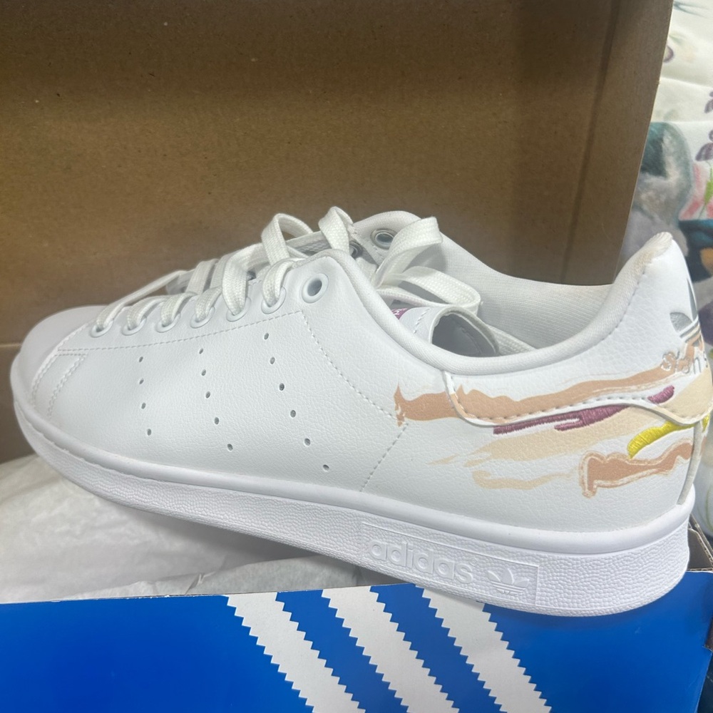 Adidas Stan Smith 8 1/2 . New in Box !